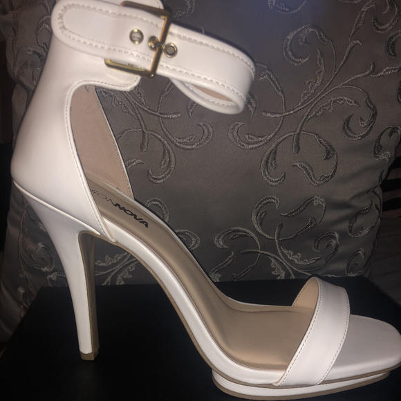 White Heels Size 10 - Picture 3 of 3
